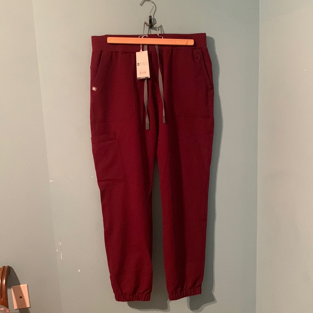 FIGS • Women’s Burgundy Taldora Skinny Jogger Scrub Pants • Medium •